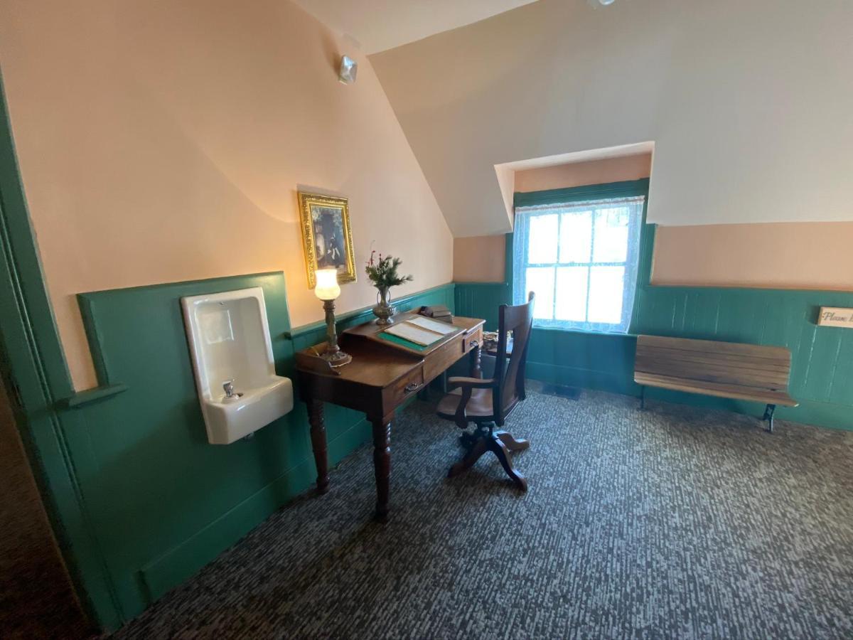 Chambery Inn Лий Екстериор снимка