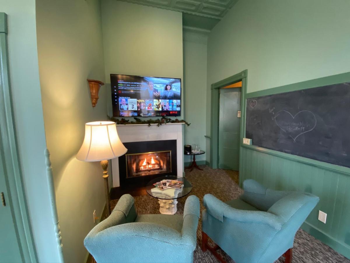 Chambery Inn Лий Екстериор снимка