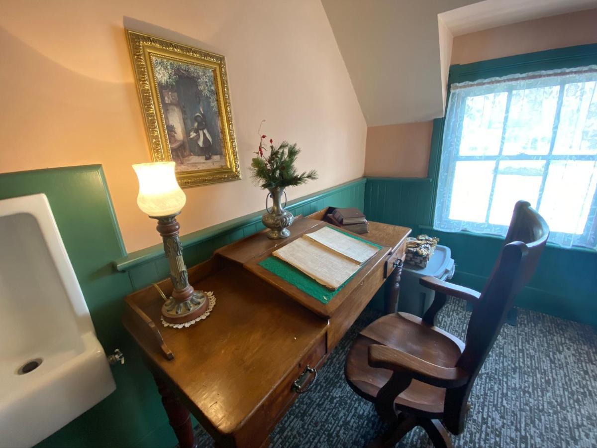 Chambery Inn Лий Екстериор снимка