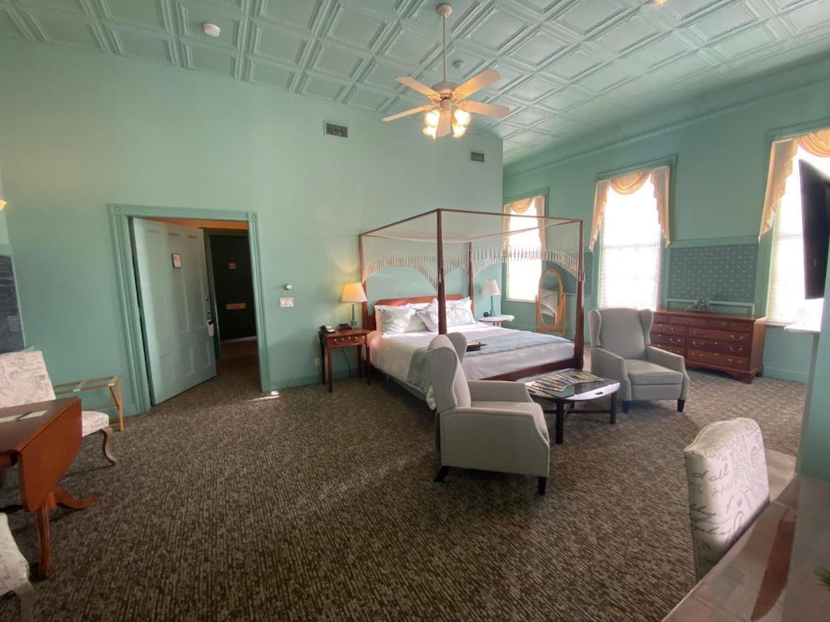 Chambery Inn Лий Екстериор снимка