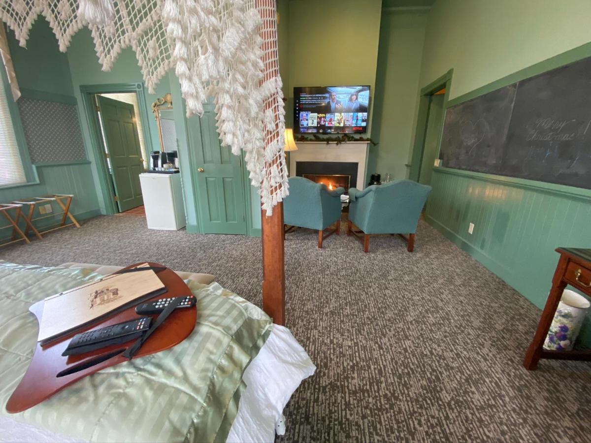 Chambery Inn Лий Екстериор снимка
