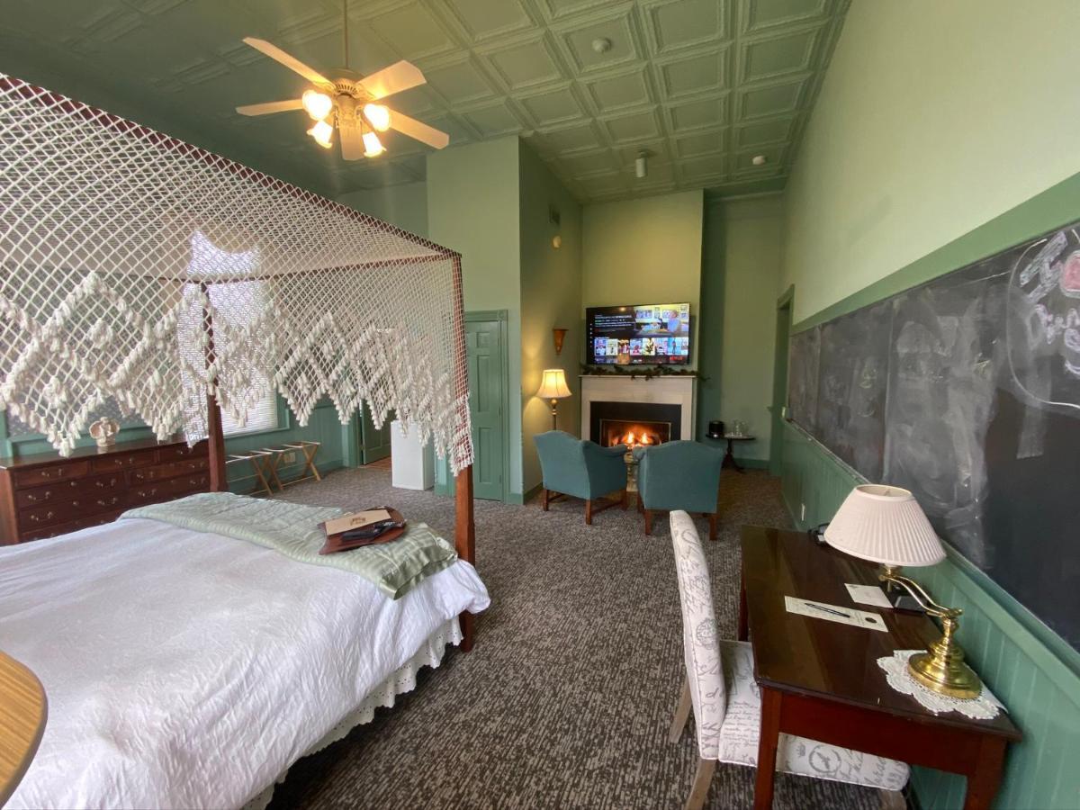 Chambery Inn Лий Екстериор снимка