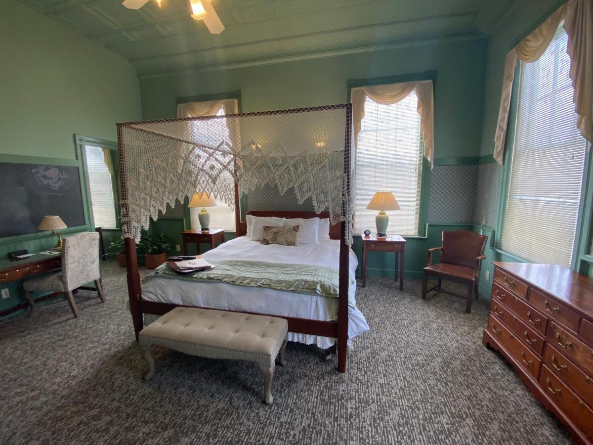 Chambery Inn Лий Екстериор снимка