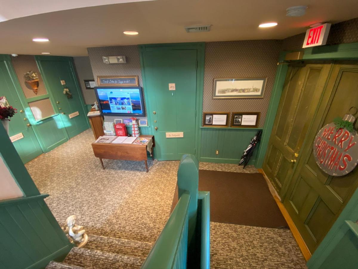 Chambery Inn Лий Екстериор снимка