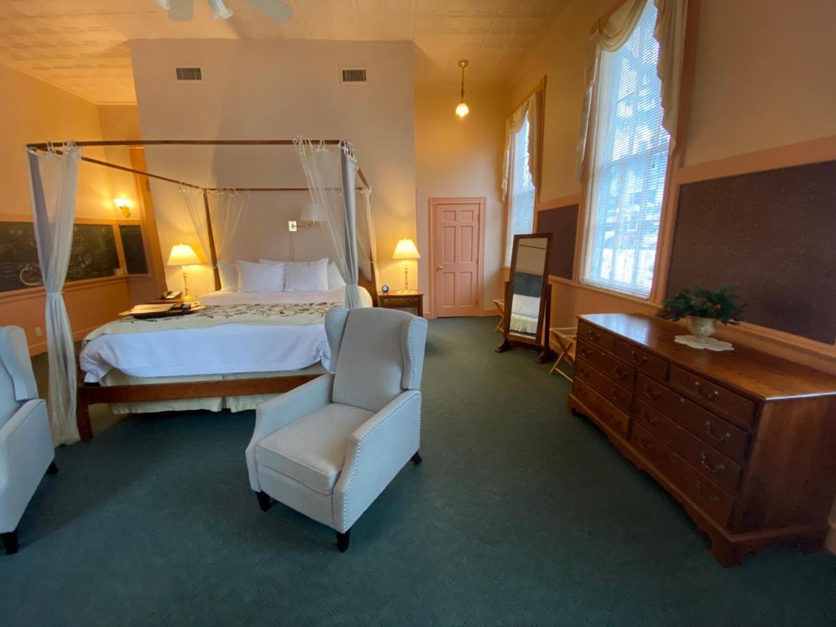 Chambery Inn Лий Екстериор снимка